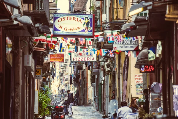 NaplesSmall street en Nápoles, Italia — Foto de Stock
