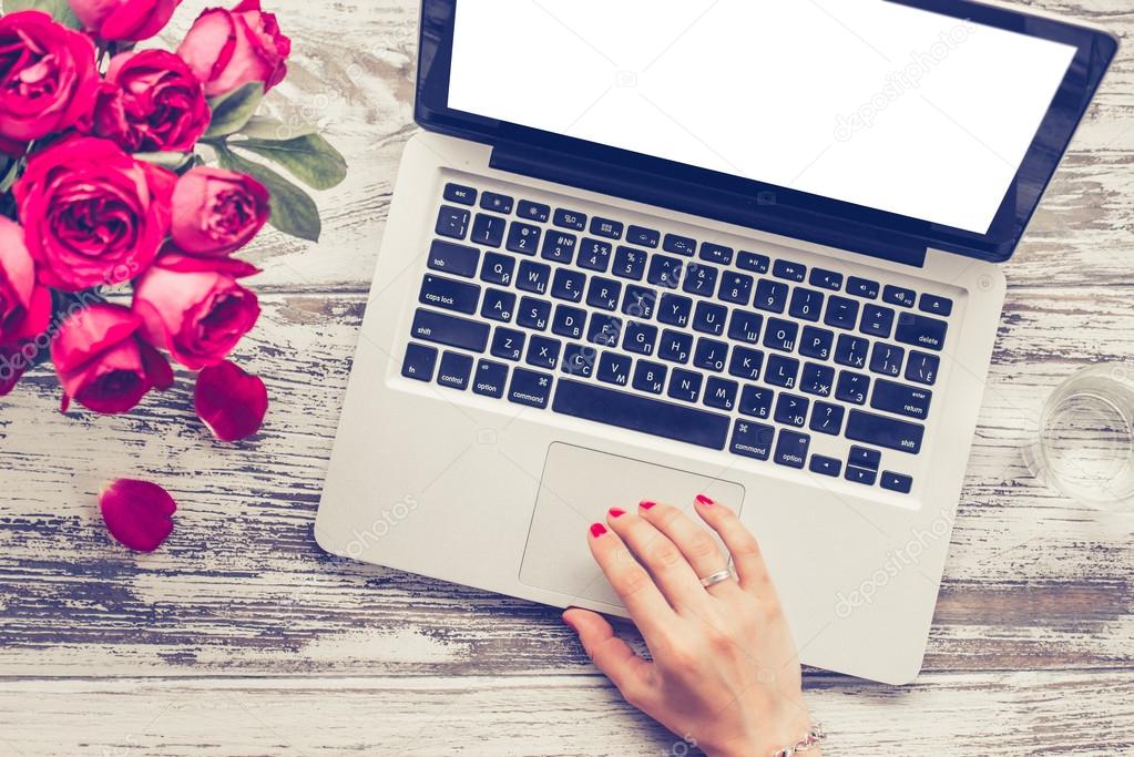 Write your jobs. Writing job. Писатель за ноутбуком. Копирайтинг и рерайтинг. Контент менеджер.