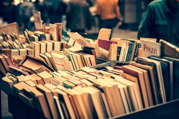 Книжный магазин, Неаполь, Италия — стоковое фото