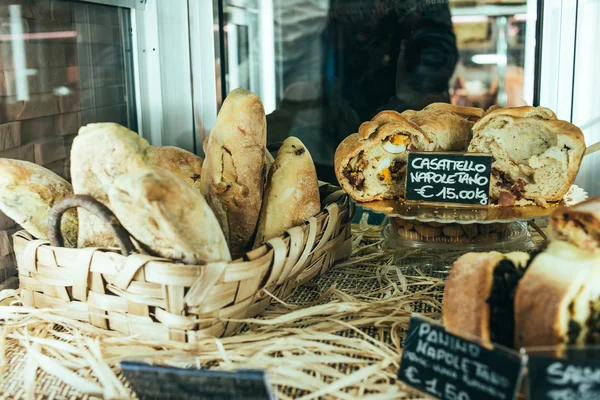 Boulangerie avec pains traditionnels napolitains — Photo