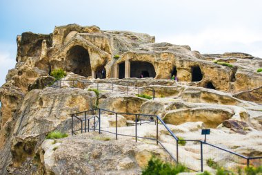 Yukarı bak.