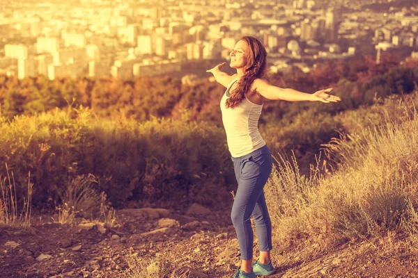 Mujer joven práctica deportiva — Foto de Stock