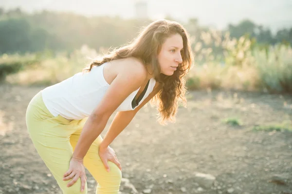 Jeune femme pratique sportive — Photo