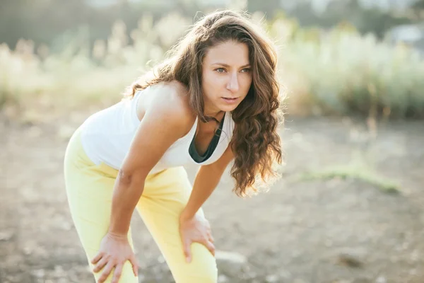 Mujer joven práctica deportiva — Foto de Stock