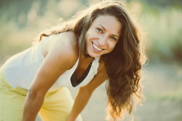 Mujer joven práctica deportiva — Foto de Stock