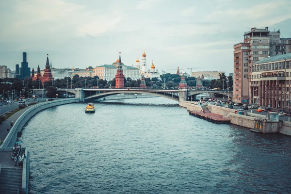 Famoso Kremlin y el río Moskva — Foto de Stock