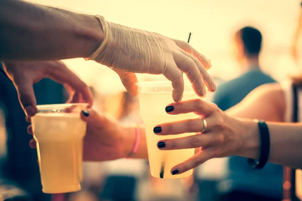 Handen met limonade — Stockfoto