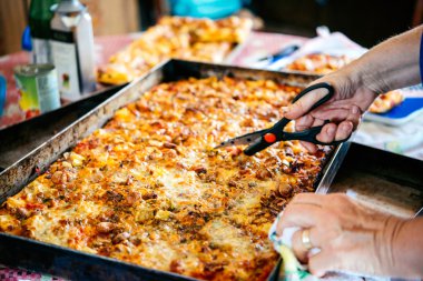 ev yapımı pizza hazırlama