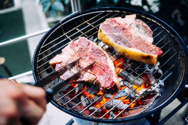 Izgarada biftek var.