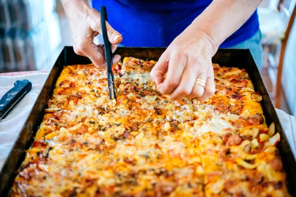 Preparing homemade pizza — Stock Photo, Image