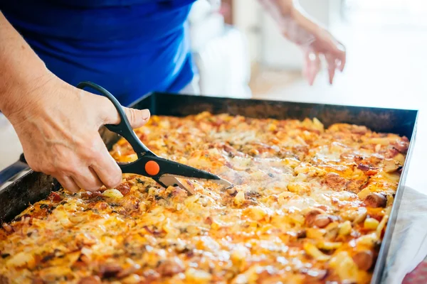 Preparing homemade pizza — Stock Photo, Image