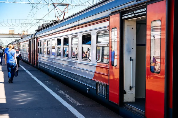 Elektriska tåg på en plattform — Stockfoto