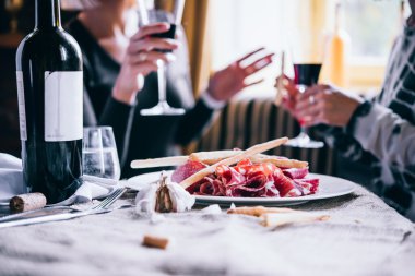 Tabak meze ve şarap ile restoran ya da bar masa