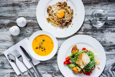 Öğle yemekleri ile üç tabak