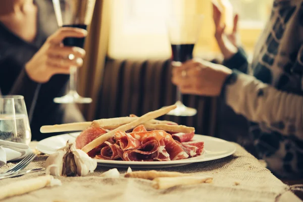 Restaurant of bar tafel met plaat van hapjes en wijn — Stockfoto