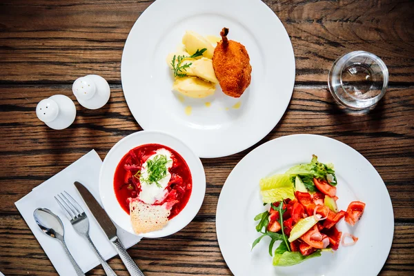 Três pratos com pratos de almoço — Fotografia de Stock