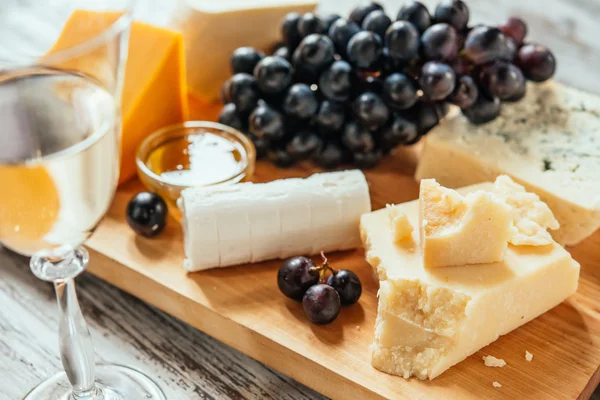 Different types of cheese board — Stock Photo, Image