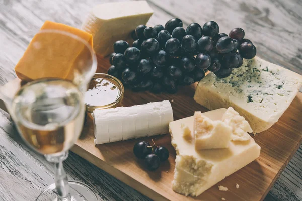 Different types of cheese board — Stock Photo, Image