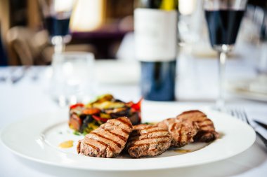 Beyaz plaka üzerinde dana madalyon