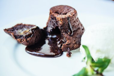 Fondan beyaz plaka üzerinde