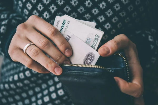 Hands holding currency — Stock Photo, Image