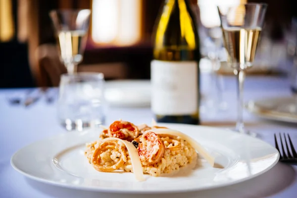 Risotto de mariscos en plato blanco — Foto de Stock