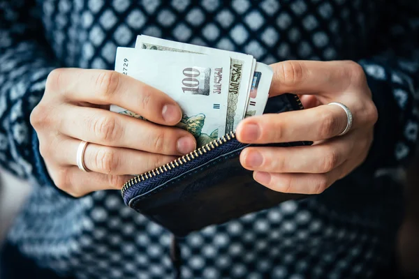 Hands holding currency — Stock Photo, Image