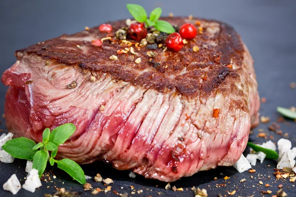 Medium rare grilled steak — Stock Photo, Image