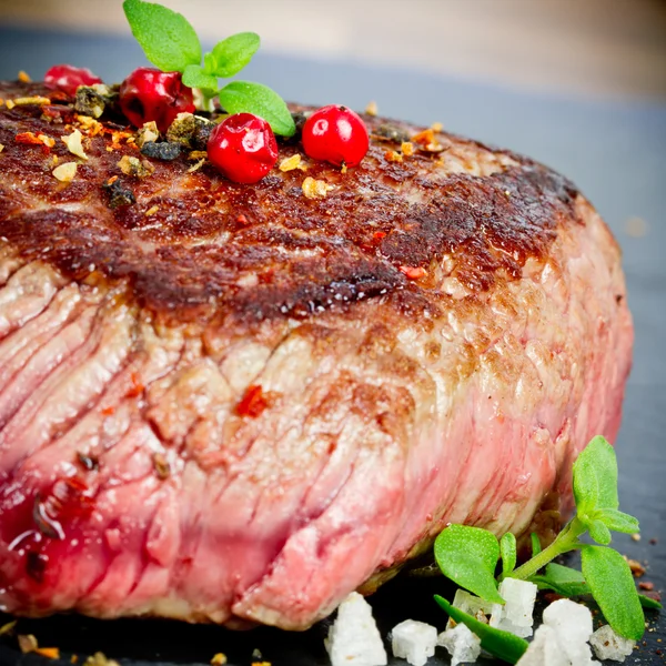 Steak grillé moyen rare — Photo