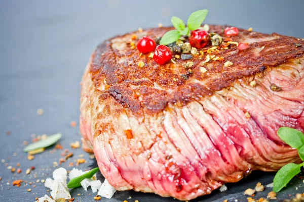 Bife grelhado raro médio — Fotografia de Stock