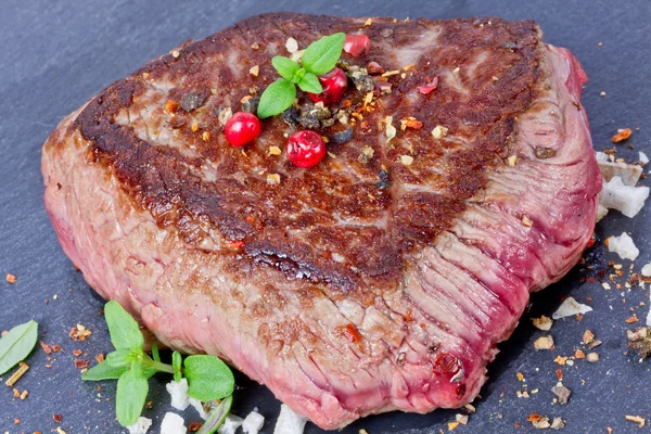 Středně, vzácné grilovaný biftek — Stock fotografie