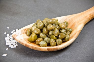 tahta kaşık üzerinde Kapari