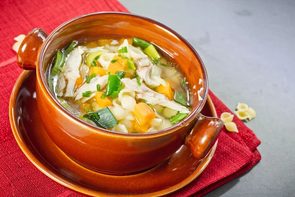 Sopa de pollo en un tazón — Foto de Stock