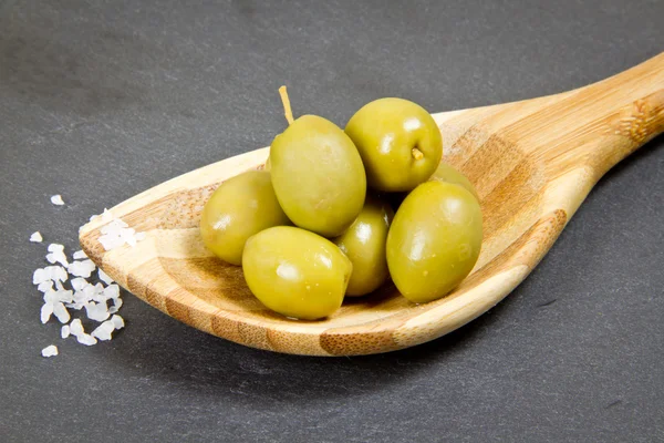 Măsline verzi pe lingură de lemn — Fotografie, imagine de stoc
