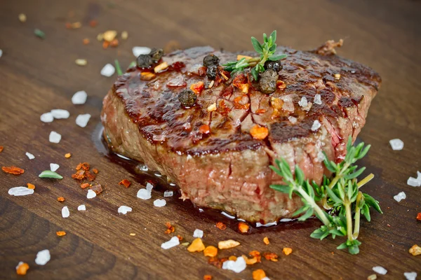 Mittelgroßes gegrilltes Steak — Stockfoto