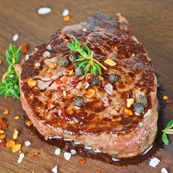 Střední grilovaný biftek — Stock fotografie