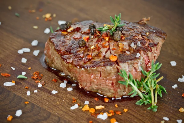 Közepes sült steak — Stock Fotó