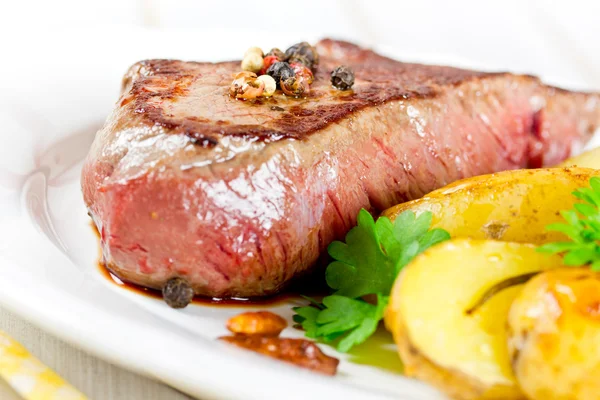 Middellange gegrilde steak — Stockfoto