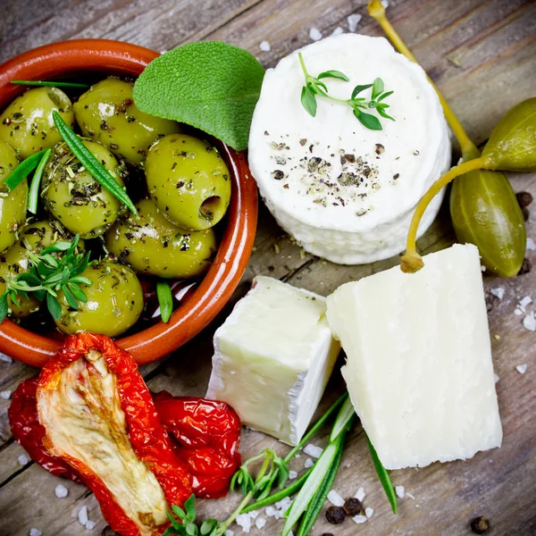 Brânză și măsline — Fotografie, imagine de stoc