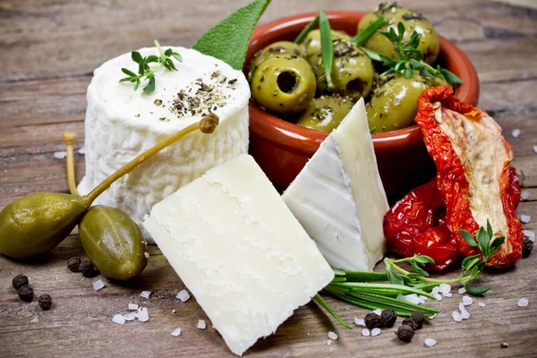 Brânză și măsline — Fotografie, imagine de stoc