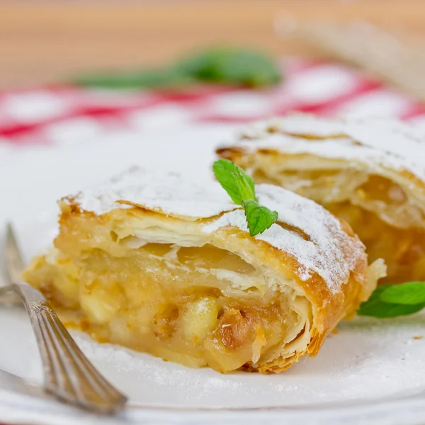 Apple strudel — Stock Photo, Image