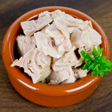 Tuna üzerinde ahşap masa