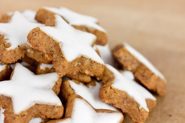 Biscuits de Noël sur table en bois — Photo