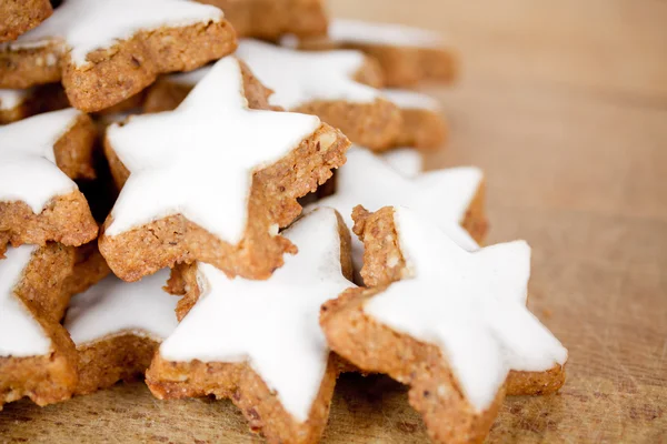 Biscotti di Natale sul tavolo di legno — Foto Stock