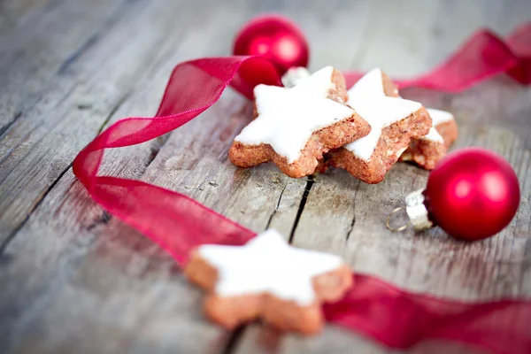 Boże Narodzenie ciasteczka na drewnianym stole — Zdjęcie stockowe