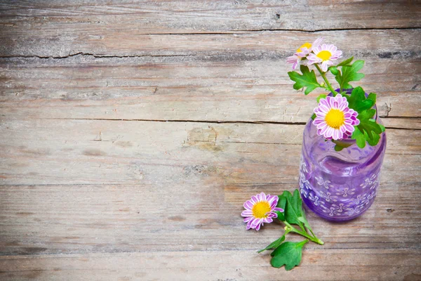 Fleurs sur table en bois — Photo