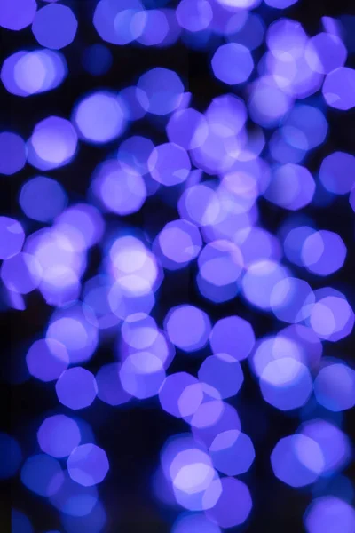青い紫色のぼかしとクリスマスのボケライト抽象的な祭りのライト 輝く光沢のあるキラキラクリスマスの背景 — ストック写真
