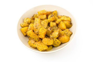 Beyaz arka planda fırında balkabağı dilimleri