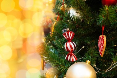 Noel süslemeleri şeker ve şekerlerle fotokopi arkaplanı, şenlikli noel ağacı ve ışıltılar