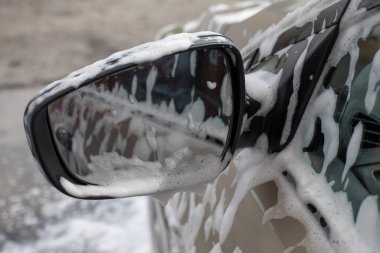 Araba yıkama servisinde sabunlu köpüklü ayna. Otomobil temizliği, fotoğrafçılık.